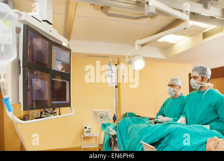 Chirurgen, die Überwachung von Patienten auf dem Bildschirm Stockfoto