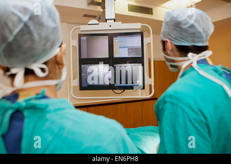 Chirurgen, die auf Bildschirm Stockfoto