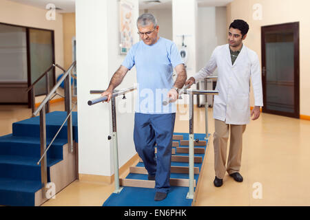 Physiotherapeuten helfen Patienten gehen Stockfoto