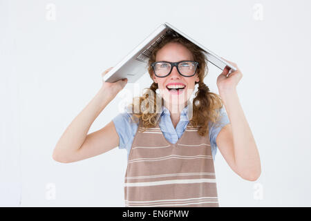 Geeky Hipster Frau über den Kopf mit ihrem laptop Stockfoto