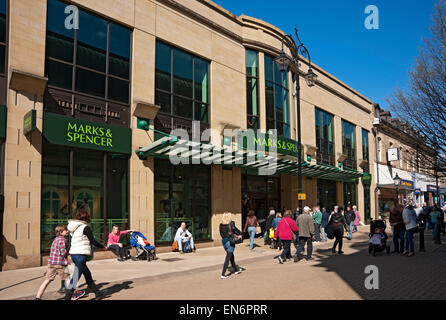 Menschen, die außerhalb von Marks und Spencer M&S M & einkaufen S Ladengeschäft Harrogate North Yorkshire England Vereinigtes Königreich GB Großbritannien Stockfoto