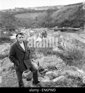 Die Standorte für den Film "Under Milk Wood", zeigen die walisischen Dorf Llaregub, So es in das Dorf Bugerall, Richard Burton betrachtet die Szene. Fishguard ist der Ort für diese fiktive walisischen Dorf. Allgemeine Szene auf dem Hügel ove Stockfoto