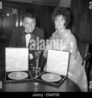 Richard Burton und Elizabeth Taylor gesehen hier beim Filmpreis Frau Taylor ihren Oscar von Lord Mountbatten erhielt. Liz Taylor und Richard Burton ihre Auszeichnungen für die beste Schauspielerin und bester Schauspieler. Auch ist auf dem Bild der Oscar der präsentierte Stockfoto