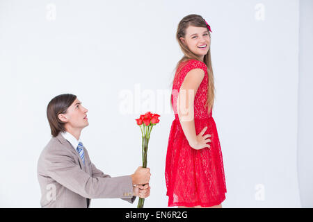 Hipster auf gebogenen Knien hinter seiner Freundin Stockfoto