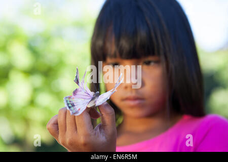 Niedliche kleine Mädchen Holding Schmetterling Stockfoto