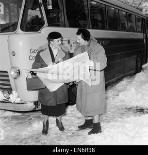 Monte Carlo or Bust. Verlassen dieses Wochenende in einem Reisebus, wobei das Gepäck der Monte-Carlo-Treiber sind zwei ihrer Frauen, Frau Nevil Lloyd (l) und Mrs Jack Kemsley (r), der Trainer ist auch ausgestattet mit Cocktailbar, Sonntag, 16. Januar 1955. Stockfoto