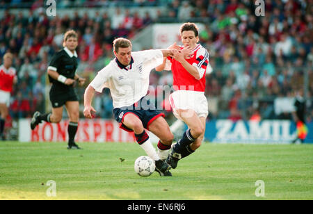 1994 WM Qualifikation entsprechen im UllevŒl Stadion, Oslo. Norwegen 2 V England 0. England Footballer Paul Gascoigne in Aktion während des Spiels. 2. Juni 1993. Stockfoto