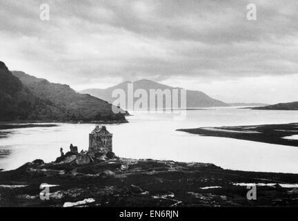 Gesamtansicht mit den Hügeln von Skye in der Ferne über Loch Alsh Eliean Donan Castle und Loch Duich. September 1929. Stockfoto