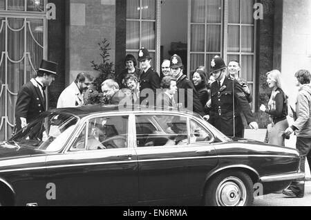 Sänger Frank Sinatra gesehen ist hier verlassen Claridges Hotel inmitten hoher Sicherheit im Auto Barbara Marx. 18. Mai 1975 Stockfoto