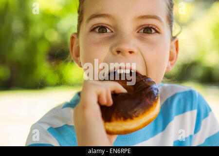 Niedliche kleine Mädchen essen Donut Stockfoto