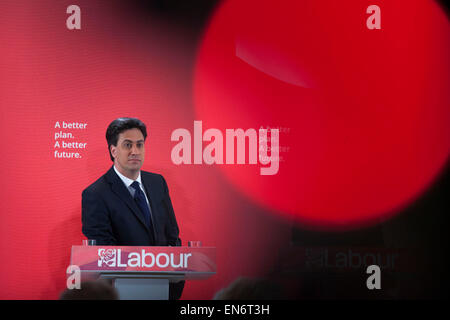 London, UK. Mittwoch, 29. April 2015. Labour Party Leader Ed Miliband spricht bei einer allgemeinen Wahlen 2015 Kampagne Veranstaltung auf die Tory Bedrohung für die Finanzen der Familie, mit dem Titel: The Tories Geheimnis planen. Statt am Royal Institute of British Architects. Bildnachweis: Michael Kemp/Alamy Live-Nachrichten Stockfoto