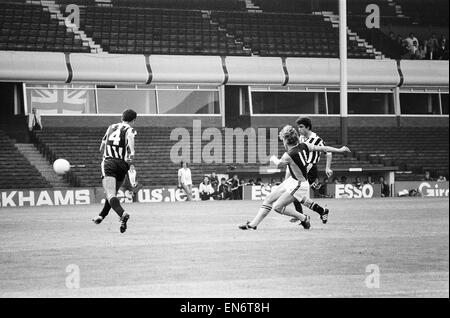 Aston Villa V Besiktas Europacup match im Villa Park, 15. September 1982. Endstand: Aston Villa 3-1 Besiktas Polizisten, Fotografen, Journalisten und Club Direktoren gehörten zu den wenigen, Villa erste Spiel in der Verteidigung der Zeuge zu dürfen die Stockfoto