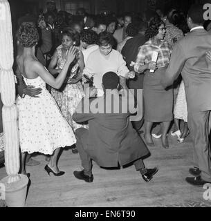 Die erste jemals "Notting Hill Karneval", als Reaktion auf den letztjährigen Rassenunruhen im Bereich und den Zustand der Beziehungen zwischen den Rassen zur Zeit erstellt. Der Karneval, organisiert von Claudia Jones, bekannt als die karibischen Karneval oder die West Indian Gazet Stockfoto