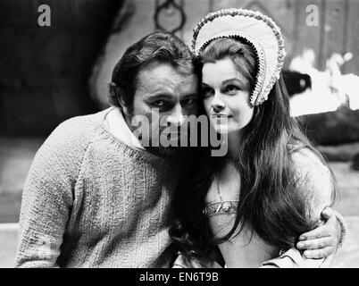 Richard Burton und Genevierer Bujold, seine neue Hauptdarstellerin am Set des neuen Films Anne der tausend Tage in den Shepperton Studios, Middlesex, 28. Mai 1969. Richard Burton wird als König Henry VIII & Genevierer Bujold als Anne Boleyn Hauptrolle. Stockfoto