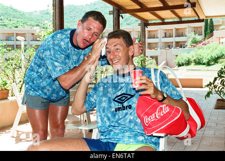 Weltmeisterschaft 1990 in Italien. England Fußballer Paul Gascoigne (links) und Terry Butcher in entspannter Stimmung in England Team base in Italien. Juni 1990. Stockfoto