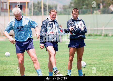 Weltmeisterschaft 1990 in Italien. England Fußballer Paul Gascoigne (Mitte) und Steve Bull in entspannter Stimmung auf der Team-Trainingslager. Juni 1990. Stockfoto