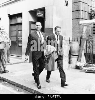 Sänger Frank Sinatra gesehen hier verlassen seiner Wohnung Grosvenor Square über die Handwerker Eingang mit Geschäft Kollege ehemalige Schauspieler Bradford Dexter. Sinatra, die vor kurzem Mia Farrow geheiratet hatte ist in London mit seiner neuen Frau zu diskutieren und eventuell sta Stockfoto