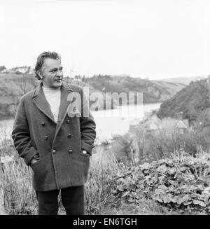 Die Standorte für den Film "Under Milk Wood", zeigen die walisischen Dorf Llaregub, So es in das Dorf Bugerall, Richard Burton betrachtet die Szene. Fishguard ist der Ort für diese fiktive walisischen Dorf. Allgemeine Szene auf dem Hügel ove Stockfoto