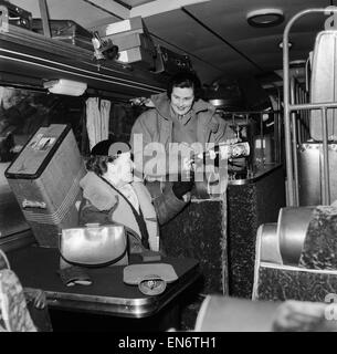 Monte Carlo or Bust. Verlassen dieses Wochenende in einem Reisebus, wobei das Gepäck der Monte-Carlo-Treiber sind zwei ihrer Frauen, Frau Nevil Lloyd (l) und Mrs Jack Kemsley (r), der Trainer ist auch ausgestattet mit Cocktailbar, Sonntag, 16. Januar 1955. Stockfoto