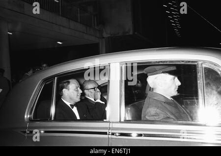 Sänger Frank Sinatra gesehen, so dass hier der Royal Festival Hall nach Durchführung für Prinzessin Margaret. 1. Juni 1962 Stockfoto