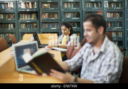College-Studenten in der Bibliothek Stockfoto