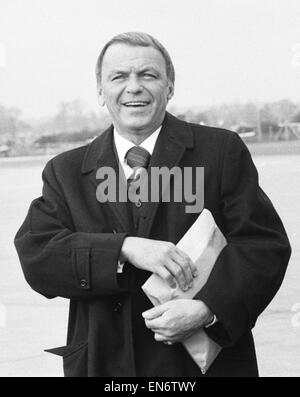 Frank Sinatra gesehen hier ankommen am Flughafen Gatwick in seinem Privatjet Gulfstream. 15. November 1970 Stockfoto