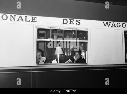 Richard Burton und Elizabeth Taylor nach dem Aussteigen aus der Königin-Elizabeth in Cherbourg und weiter nach Paris mit dem Zug. 12. Oktober 1964. Stockfoto