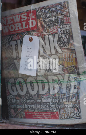 Letzte Ausgabe der News of The World, britische Boulevardzeitung zum Verkauf in einem Charity-Shop für £5,00 GBP. Stockfoto
