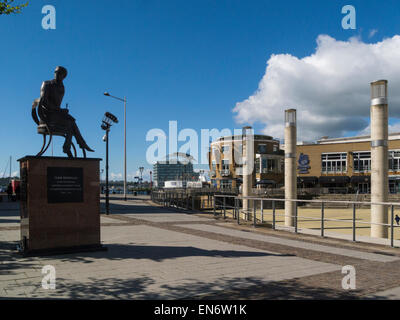 Statue von Ivor Novello, im Jahre 1951 auf Mermaid Quay Cardiff Bay Glamorgan South Wales UK starb Stockfoto