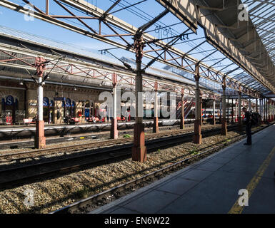 Passagiere warten auf Crewe Cheshire England UK Bahnsteige Bahnhof für Züge Stockfoto