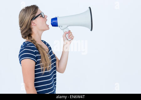 Frau schreien über einen Lautsprecher Stockfoto