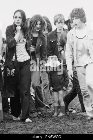 Lesung Pop Festival. Junge Festivalbesucher mit Kleinkind tragen ihre Wellington boots wie sie in den Schlamm auf dem Festival spielt. 26. Juni 1971. Stockfoto