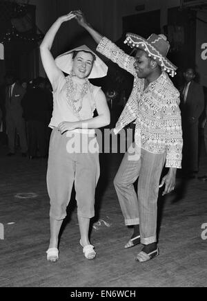 Die erste jemals "Notting Hill Karneval", als Reaktion auf den letztjährigen Rassenunruhen im Bereich und den Zustand der Beziehungen zwischen den Rassen zur Zeit erstellt. Der Karneval, organisiert von Claudia Jones, bekannt als die karibischen Karneval oder die West Indian Gazet Stockfoto