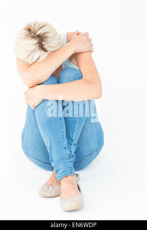 Depressive Frau versteckt den Kopf Stockfoto