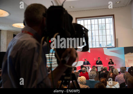 London, UK. Mittwoch, 29. April 2015. Labour Party Leader Ed Miliband, Schatten-Kanzler Ed Balls und Schatten Staatssekretär für Arbeit und Renten Rachel Reeves spricht bei einer allgemeinen Wahlen 2015 Kampagne Veranstaltung auf Tory Bedrohung für die Finanzen der Familie, mit dem Titel: The Tories Geheimnis planen. Statt am Royal Institute of British Architects. Bildnachweis: Michael Kemp/Alamy Live-Nachrichten Stockfoto
