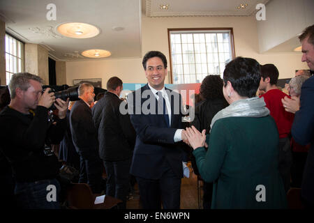 London, UK. Mittwoch, 29. April 2015. Labour Party Leader Ed Miliband verlassen eine allgemeine Wahl 2015 Kampagne Veranstaltung auf die Tory Bedrohung für die Finanzen der Familie, mit dem Titel: The Tories Geheimnis planen. Statt am Royal Institute of British Architects. Bildnachweis: Michael Kemp/Alamy Live-Nachrichten Stockfoto