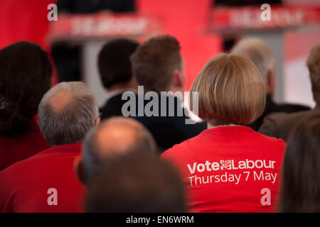 London, UK. Mittwoch, 29. April 2015. Labour Party-Anhänger mit einem "Abstimmung Arbeit Donnerstag 7. Mai" t-Shirt bekleidet auf einem allgemeinen Wahlen 2015 Kampagne Event auf Tory Bedrohung für die Finanzen der Familie, mit dem Titel: The Tories Geheimnis planen. Statt am Royal Institute of British Architects. Bildnachweis: Michael Kemp/Alamy Live-Nachrichten Stockfoto