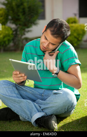 Teenager telefonieren mit einem Handy Stockfoto