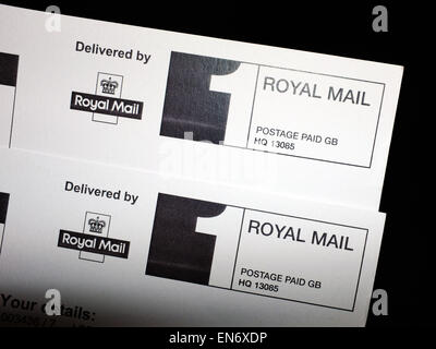 Royal Mail First Class Stempel auf Lewes Wahlkreis Polling-Karten für den 7. Mai britische allgemeine Wahl. Stockfoto