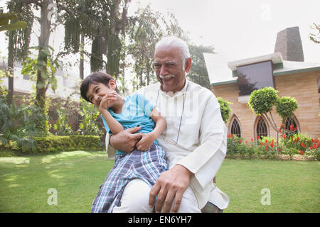 Mann arbeitet auf laptop Stockfoto