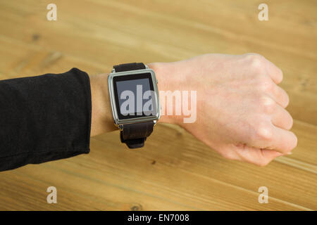 Geschäftsfrau mit smart-Uhr am Handgelenk Stockfoto