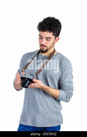 Legerer Mann in seiner Kamera schaut Stockfoto