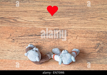 Teddy Liebe Tag Valentines Bär Bären Valentin niedlich Hintergrund romantische braun zwei Konzept Vintage Freundschaft paar aus Holz rot Stockfoto