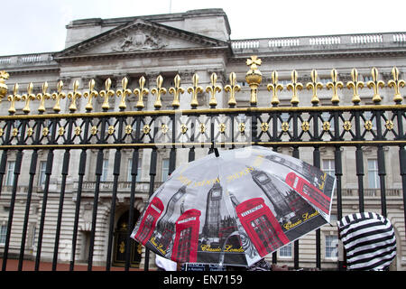 London, UK. 29. April 2015. Menschen sind gefangen in der Regen draußen Buckingham Palace an einem nassen Regentag in London Credit: Amer Ghazzal/Alamy Live-Nachrichten Stockfoto