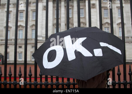 London, UK. 29. April 2015. Menschen sind gefangen in der Regen draußen Buckingham Palace an einem nassen Regentag in London Credit: Amer Ghazzal/Alamy Live-Nachrichten Stockfoto