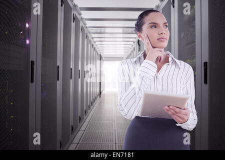 Zusammengesetztes Bild von verwirrt Geschäftsfrau mit einem TabletPC Stockfoto