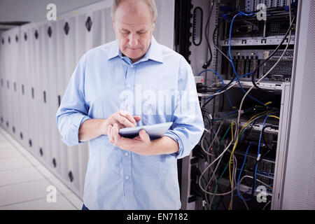 Zusammengesetztes Bild von reifer Mann mit seinem TabletPC Stockfoto