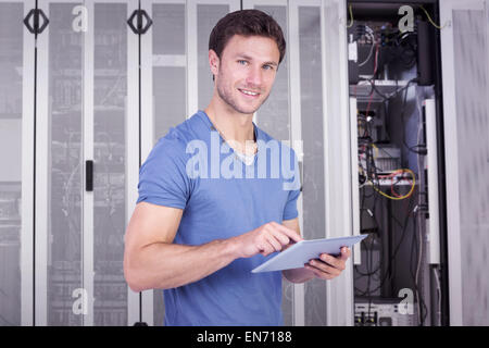 Zusammengesetztes Bild des Mannes Scrollen durch Tablet-pc Stockfoto