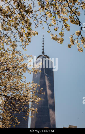 New York, NY, USA. 22 th April 2015. One World Trade Center Gebäude Ansicht von Greenwich Street mit blauem Himmel in New York City. Stockfoto