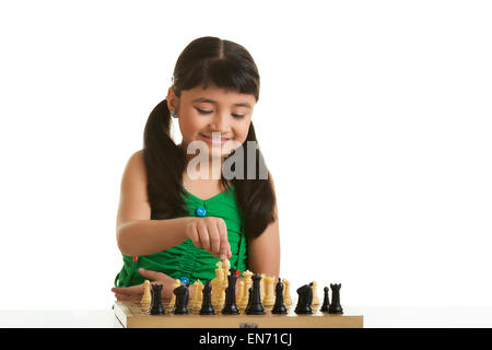 Mädchen spielen Schach Stockfoto